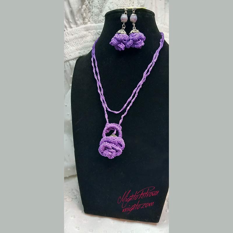 Лот плетено колие и обеци с лилави рози