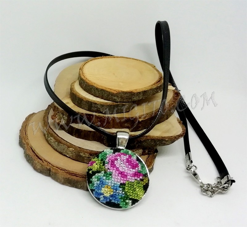 Колие с бродерия на рози ръчна изработка