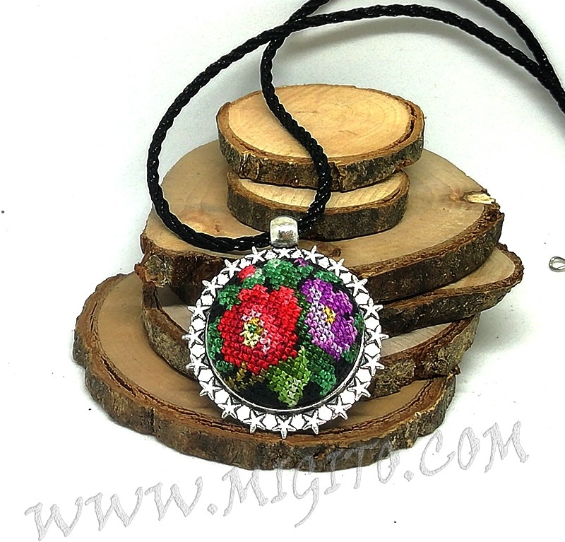 Hand-embroidered necklace with colorful flowers