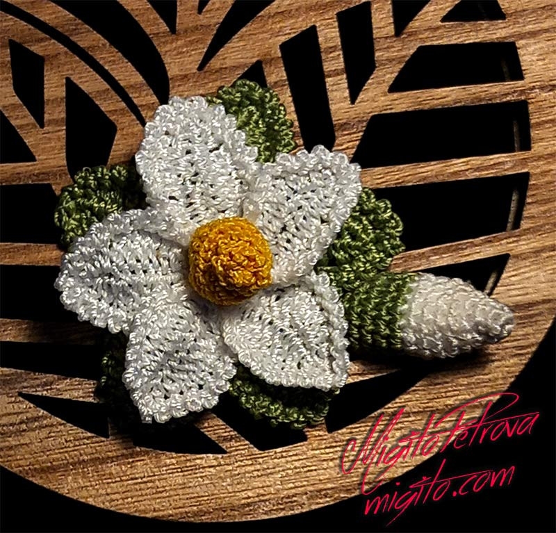 Ръчно изплетено колие бяло цвете 