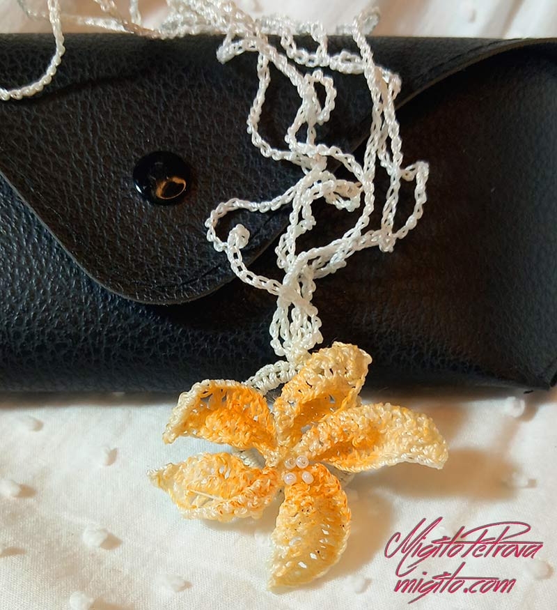 Колие ръчно изплетено с оранжево цвете 