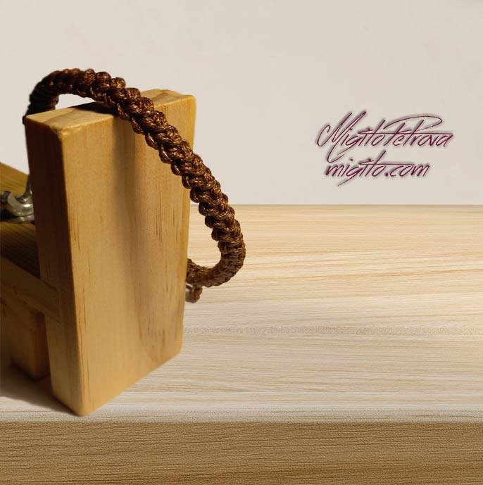 Ръчно изплетена гривна от кафява кожа 